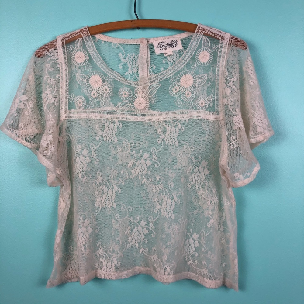 3/$10❤️Cream color lace crop top and button details